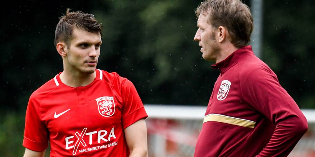Plötzlich in der Spitzengruppe: Lüner SV trotzt dem anhaltenden Verletzungspech Trainer Axel Schmeing (r.) wird vorerst erneut auf die Dienste von Flügelspieler Ferdinand Franzrahe verzichten müssen.
