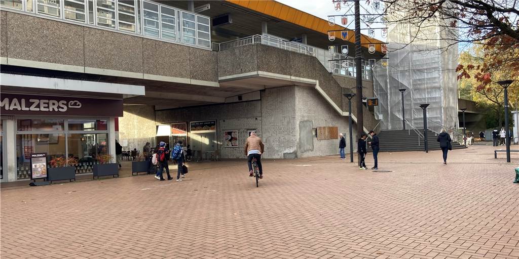 Nach Randale in Scharnhorst: „Mit Halloween hat das nichts zu tun“ Rund 200 Jugendliche randalierten in mehreren Gruppen im Gebiet des Einkaufszentrums Scharnhorst und der angrenzenden Stadtbahn-Haltestelle.