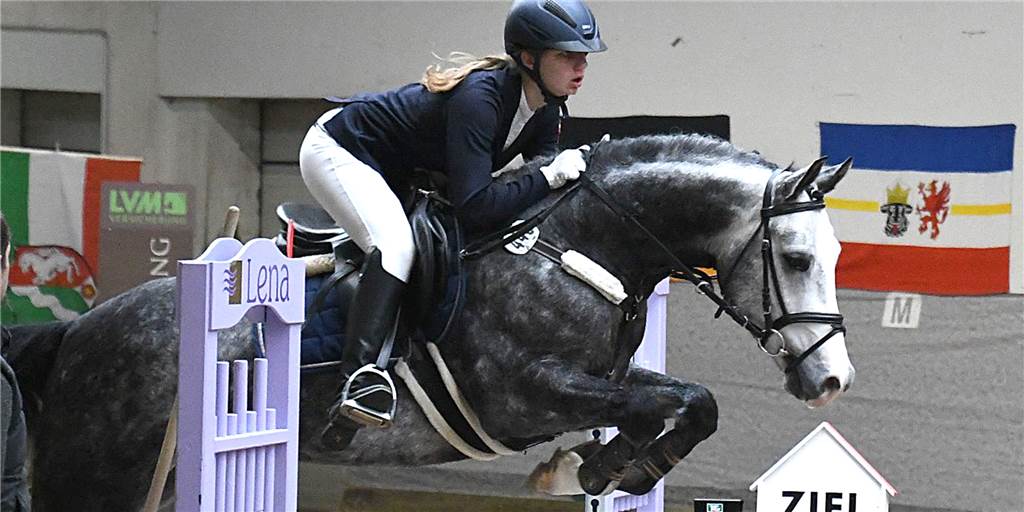 Deutsche Ponyelite misst sich an drei Tagen in der Reithalle in Legden Carlotta Terhörst ging auf ihren Ponys Picolino und Pinnochio im November 2019 beim 22. Legdener Pony-Meeting für den gastgebenden Verein an den Start.
