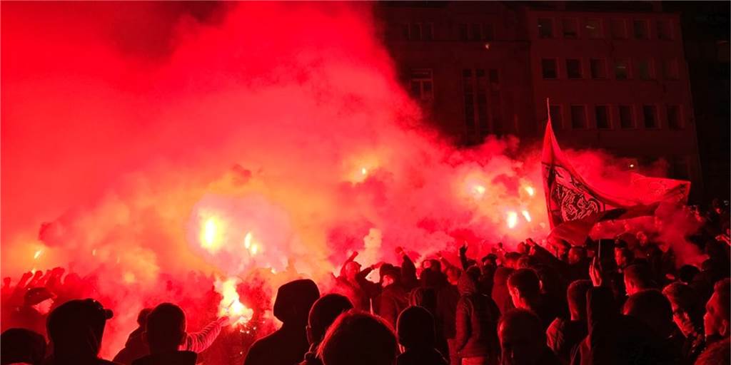 Re-Live: Tausende Ajax-Amsterdam-Fans ziehen zum BVB-Stadion Bereits am Sammelpunkt auf dem Hansaplatz haben niederländische Fans Pyrotechnik gezündet.