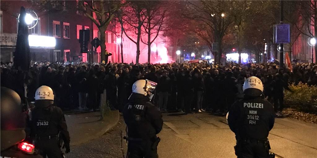 BVB gegen Ajax: Pyro in der City und im Stadion – weitgehend friedlicher Fan-Marsch BVB gegen Ajax: Pyro in der City und im Stadion – weitgehend friedlicher Fan-Marsch