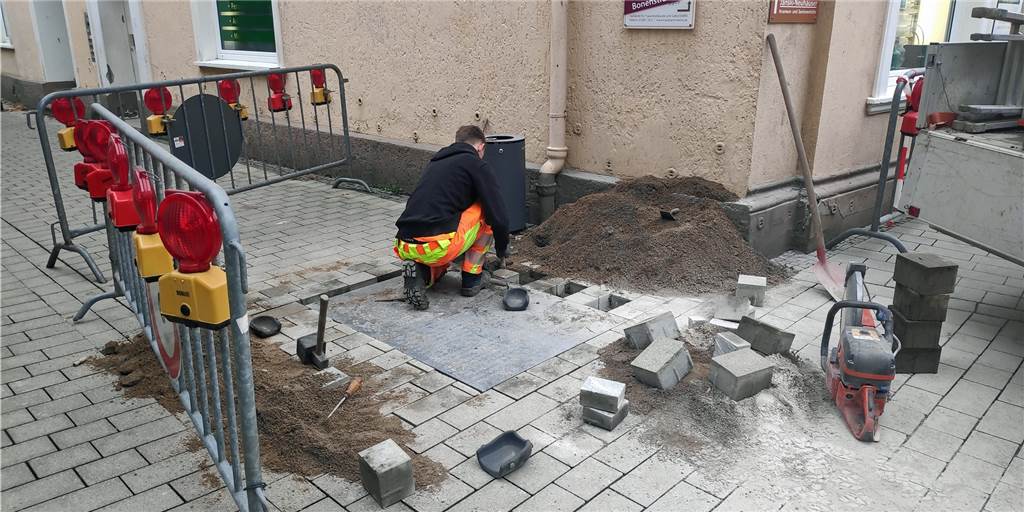 Im Video: Arbeiter verlegen neue Bodenplatte am Werner Marktplatz Bauarbeiter verlegten am Donnerstagvormittag die neue Bodenplatte.