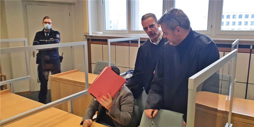 Zoff um eine Frau: Dorstener nach Messerattacke vor Gericht Der angeklagte Dorstener neben seinen Verteidigern Christian Simonis (Mitte) und Dr. Carsten Keil