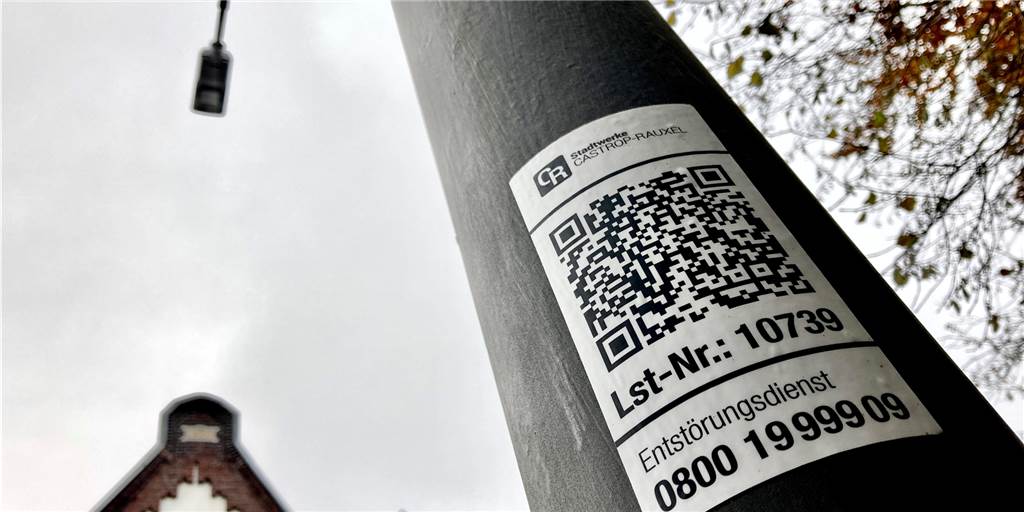 Erst 300 von 8000 Straßenleuchten in Castrop-Rauxel auf LED umgerüstet An der Holzstraße ist die Straßenbeleuchtung gerade auf LED umgerüstet worden. Über die QR-Codes kann man Störungen per Handy direkt melden. Das geht aber nach wie vor auch telefonisch.