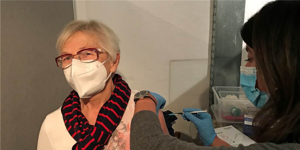 Booster-Impfungen: Menschen in Vreden stehen stundenlang Schlange Felicitas Nienhaus bekommt von Emine Abdelhamid die Auffrischungs-Impfung im Burgkeller des Vredener Rathauses.