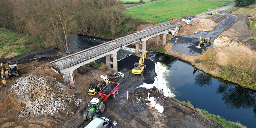 XXL-Baustelle Lippebrücke-Ahsen: Abriss mit Hindernissen Das erste Stück der maroden Lippebrücke ist bereits abgebrochen worden. Bis Ende des Jahres soll die Brücke komplett verschwunden sein.