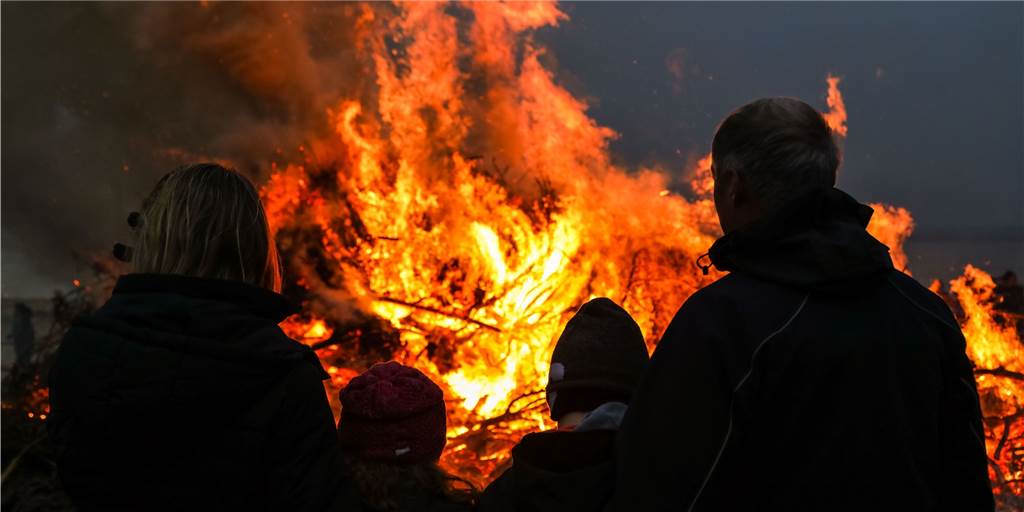 Viele Osterfeuer in Südlohn: Folgen nun starke Beschränkungen? Auch in Südlohn und Oeding ist die Zahl der Osterfeuer hoch. Grundsätzlich erkennen Politik und Verwaltung die Problematiken die Natur betreffend an, durch eine Verordnung solle die Zahl aber noch nicht verringert werden. Appelle seien vorerst vorzuziehen.