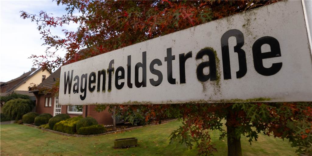 Dichter mit Nazi-Hintergrund: Soll Wagenfeldstraße umbenannt werden? Da sie im sogenannten „Dichterviertel“ liege, sei die Verbindung der Wagenfeldstraße zum Dichter Karl Wagenfeld eindeutig. Aufgrund des erwiesenen Nazi-Hintergrundes des Namensgebers, sollte der Rat beraten, ob eine Umbenennung wie zum Beispiel in Münster nicht zeitgemäß sei. Die Fraktionen regten eine Alternative an, der auch Ahaus schon gefolgt war.