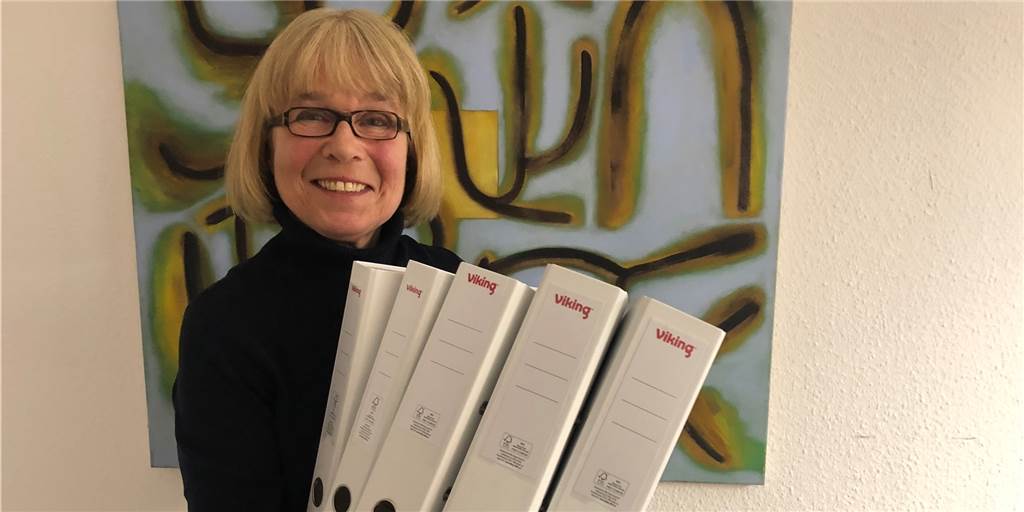 Die „Aktenordnerin“ ist die Rettung vor dem Versinken in Papierbergen Cornelia Lange hat sich als "Aktenordnerin" selbstständig gemacht. Sie schafft Ordnung, wenn die Dokumente auf dem Schreibtisch überquellen.