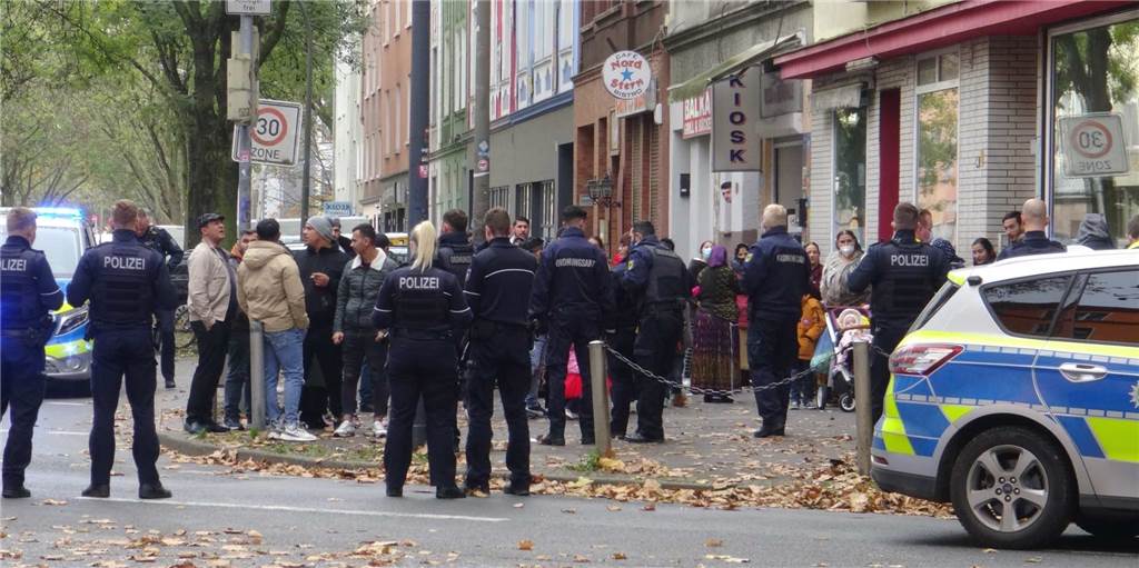 Viele Schaulustige bei Einsatz in Dortmund: Polizei sperrt Straße ab Viele Schaulustige bei Einsatz in Dortmund: Polizei sperrt Straße ab