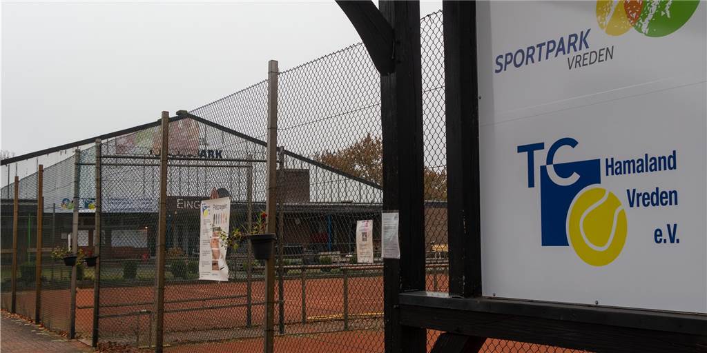Fusion? Vredener Tennisvereine müssen bis zum 31. März Farbe bekennen Die alte Tennishalle an der Ottensteiner Straße soll im Falle einer Fusion der beiden Vereine saniert werden, neue Außenanlagen sollen dort entstehen.