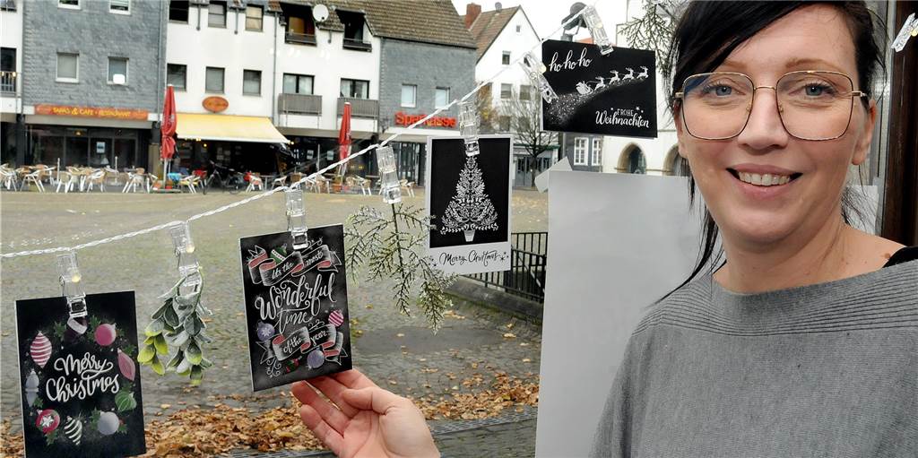Ohne Pinsel und Farbe gestaltet: Filigrane Weihnachtskarten fürs Hospiz Selbstgestaltete Weihnachtskarten hat Esther Dieckmann drucken lassen, um sie bei Dieckmann-Immobilien am Markt zugunsten des Schwerter Hospizes zu verkaufen.
