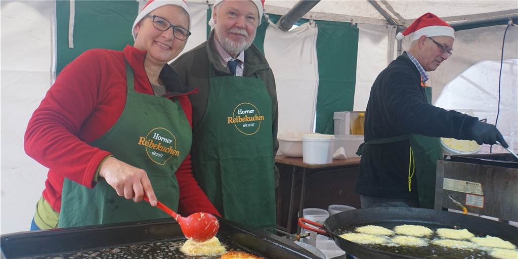 Holzdeko, Wurstebrot und Glühwein: 45. Weihnachtsbasar in Herbern findet statt Rückblick ins Jahr 2019: Goldgelbe Reibekuchen gab es von den Horner Schützen beim Weihnachtsbasar in Herbern.