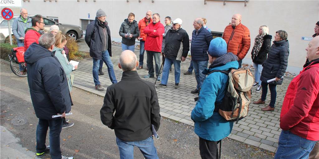 Alstedder wünschen sich mehr Spielflächen für Kinder und Jugendliche Einige Alstedder tauschten sich beim Stadtteilspaziergang mit Vertretern der Stadt über die Zukunft ihres Ortsteils aus.