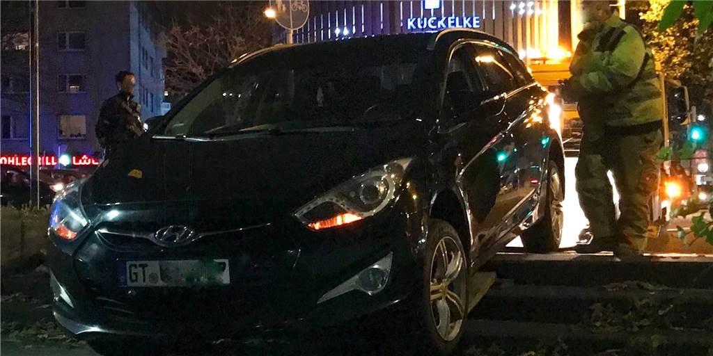 Keine Abbiegespur! Auto landet auf Treppe in Dortmund