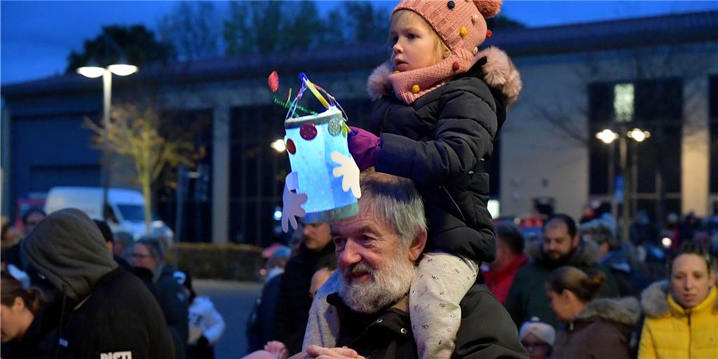 Martinszug in Selm: Leuchtende Laternen und Augen Es war eine wahre Freude, anzusehen, wie sich Kinder und Erwachsene gemeinsam über den Martinszug in Selm freuten.