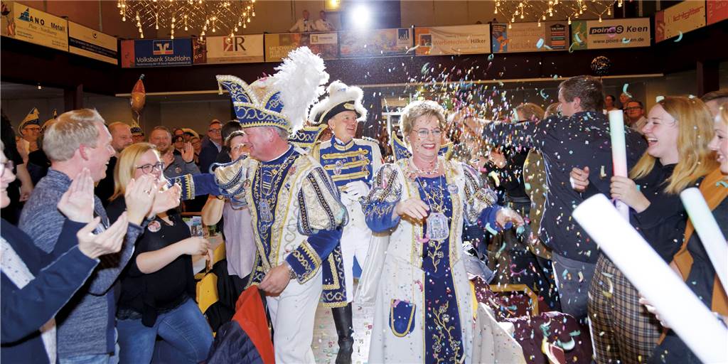 Karnevalsauftakt am 11.11. wird gefeiert – aber unter freiem Himmel Prinzessin Susanne II. und Manni II. beim umjubelten Einzug in die Stadthalle bei der Proklamation am 11.11.2019. In dieser Session wird das neue Prinzenpaar der KG "Üm Bütt un Pütt" auf dem Platz zwischen Rathaus und Kirche vorgestellt. Alle Interessierten sind eingeladen.