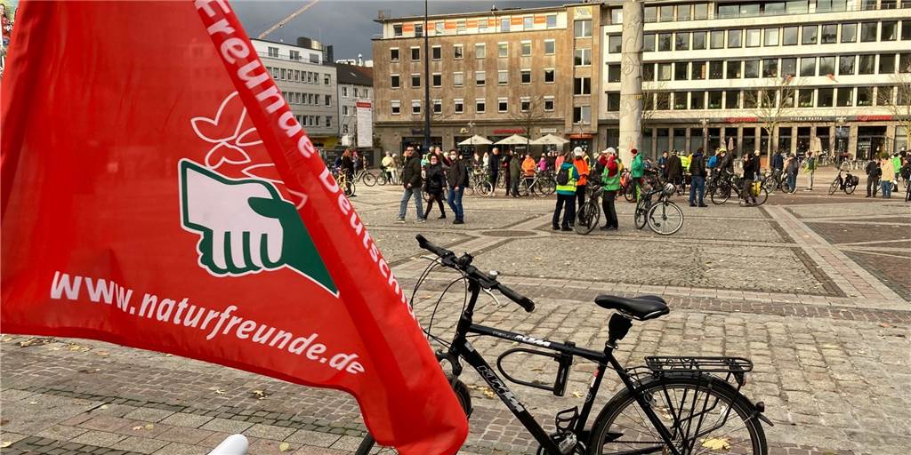 Zwei Demozüge Richtung BVB-Stadion: Zeitweise gab es Staus in der City Zwei Demozüge Richtung BVB-Stadion: Zeitweise gab es Staus in der City