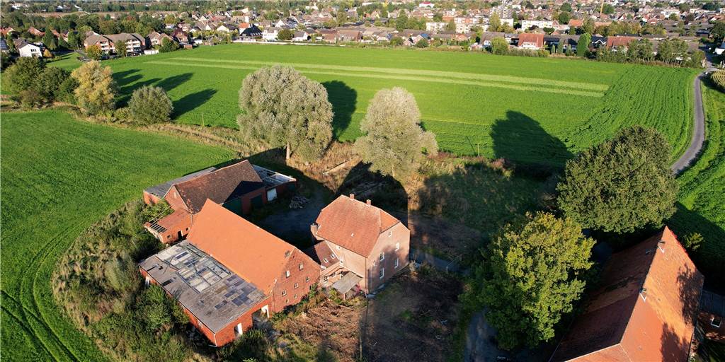 Landrat Mario Löhr kauft Hofstelle und sorgt damit für Spekulationen Das künftige Baugebiet Am Hüttenbachweg aus der Vogelperspektive. Vorne: die ehemalige Hofstelle, die Familie Löhr erworben hat, ganz am äußeren Rand des Baugebietes, das sich in Richtung Siedlung erstreckt.