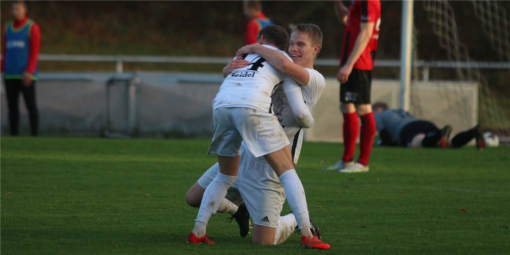 FC Nordkirchen entscheidet das Derby gegen Union Lüdinghausen für sich und liegt in „Lauerstellung“ Dominik Dupke (r.) bejubelt sein Tor für den FC Nordkirchen.