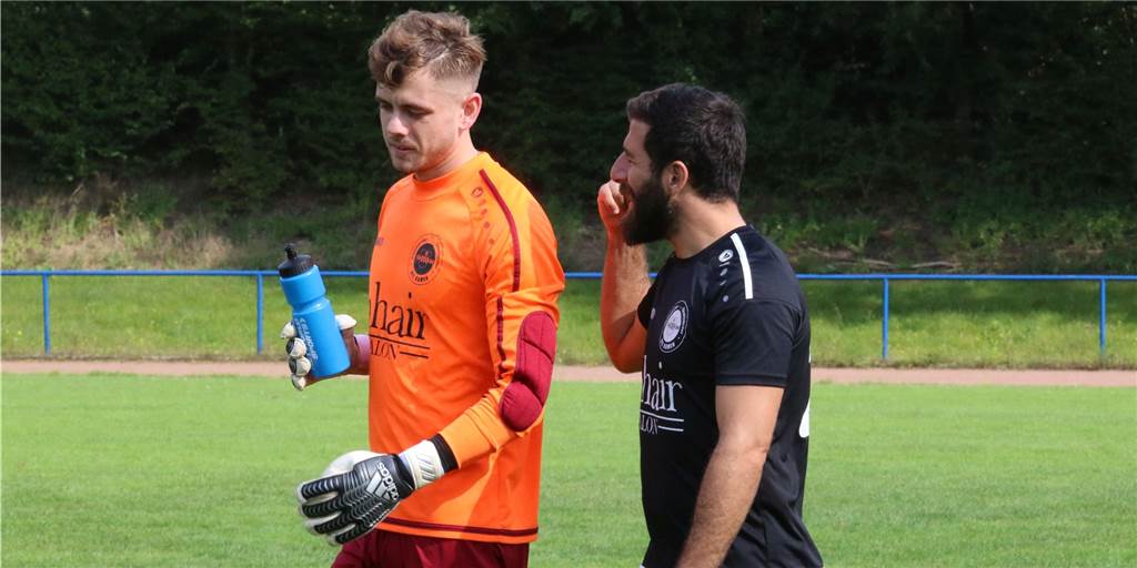 Rote Karte, aber starker Keeper: VfL Kamen marschiert zum 11. Sieg Keeper Joel Kiranyaz und Mehmet Kara zählten beim Sieg in Mark wieder zu den Leistungsträgern beim VfL Kamen.