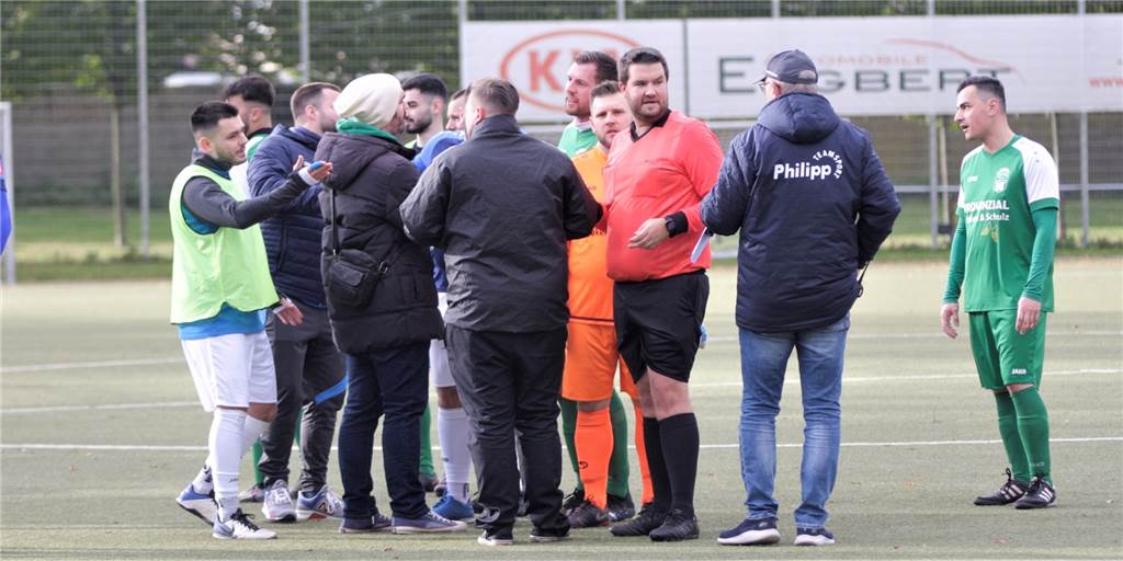 Abbruch nach Schlägerei im Derby: Der große Verlierer ist der Amateurfußball Nach 31 Minuten war das Derby zwischen BWW Langenbochum II und dem SC Herten in der Kreisliga B3 beendet.