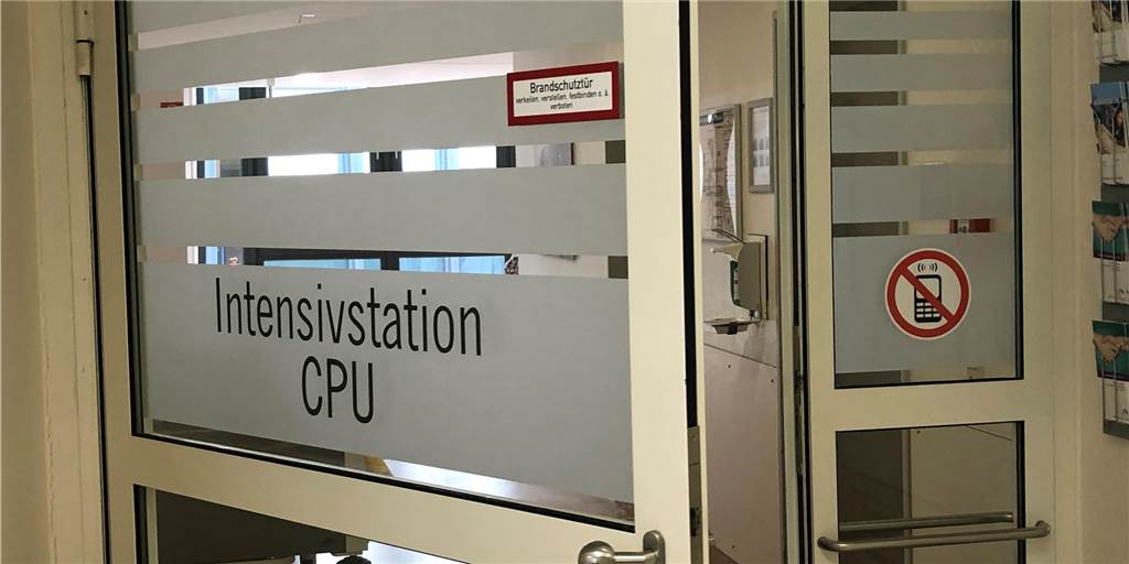 Sechs Covid-Patienten im EvK, neun im Rochus: Die Zahlen steigen Auf der Intensivstation im Evangelischen Krankenhaus in Castrop-Rauxel wird ein Patient mit Covid-19 behandelt.