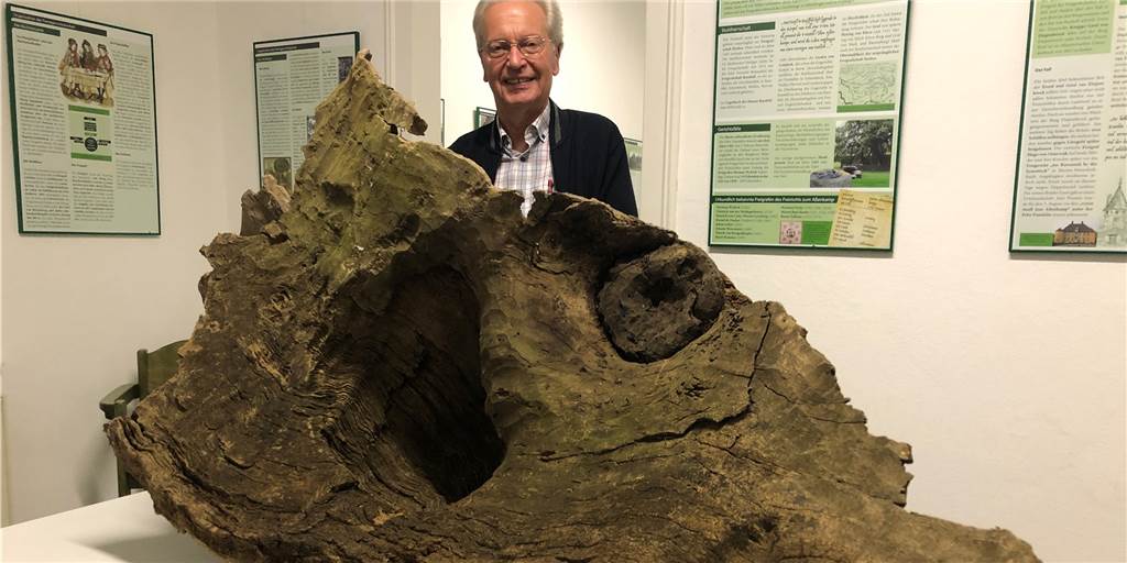 Ausstellung erzählt die Geschichte der „1000-jährigen Eiche“ Ein gewaltiges Mantelfragment der Erler Femeiche gehört zu der neuen Ausstellung, die Karl-Josef Behler im Erler Heimathaus zusammengetragen hat.