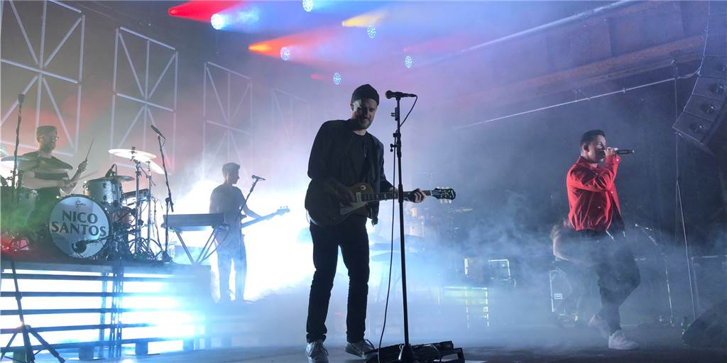 Verhüllt im Nebel, tanzte Nico Santos am Sonntagabend gemeinsam mit dem Dortmunder Publikum Salsa.
