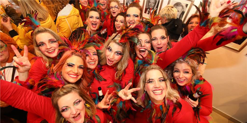 Coronainfektionen bei Stadtlohner Narren: Gerüchteküche läuft heiß Die Karnevalisten in Stadtlohn freuen sich auf die Session – hier ein Bild vom Altweiberkarneval 2020, kurz bevor auch in Deutschland die Schutzmaßnahmen hochgefahren wurden. Auch wenn es in ihren Reihen gerade etliche Infektionsfälle gibt, soll die Proklamation am 11. November wie vorgestellt ablaufen.