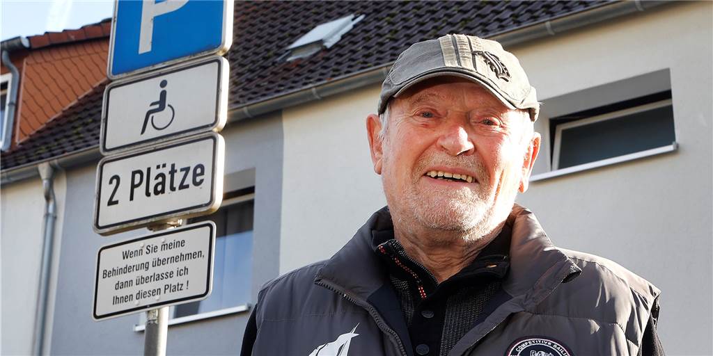 Experte zum verschärften Bußgeldkatalog: „Es muss schmerzen“ Manfred Grod, Geschäftsführer der Kreisverkehrswacht Unna, steht an der Ebertstraße in Bergkamen vor einem von ihm initiierten Schild, auf dem die Bedeutung von Behindertenparkplätzen unterstrichen wird.