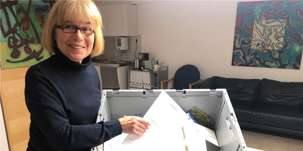 Endlich Ordnung auf dem Schreibtisch: Dortmunder Sortier-Expertin gibt Tipps Die Aktenordnerin Cornelia Lange, die sich mit ihrem Papier-Sortierservice selbstständig gemacht hat, hat sechs hilfreiche Tipps für Schreibtisch-Messis.