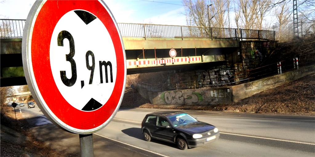Wieder rammt Sattelschlepper die Eisenbahnbrücke auf der B235 Die Eisenbahnbrücke über die B235 wird immer wieder Lkw-Fahrern zum Verhängnis, die die Höhe ihres Fahrzeugs falsch einschätzen oder die Schilder nicht beachten.