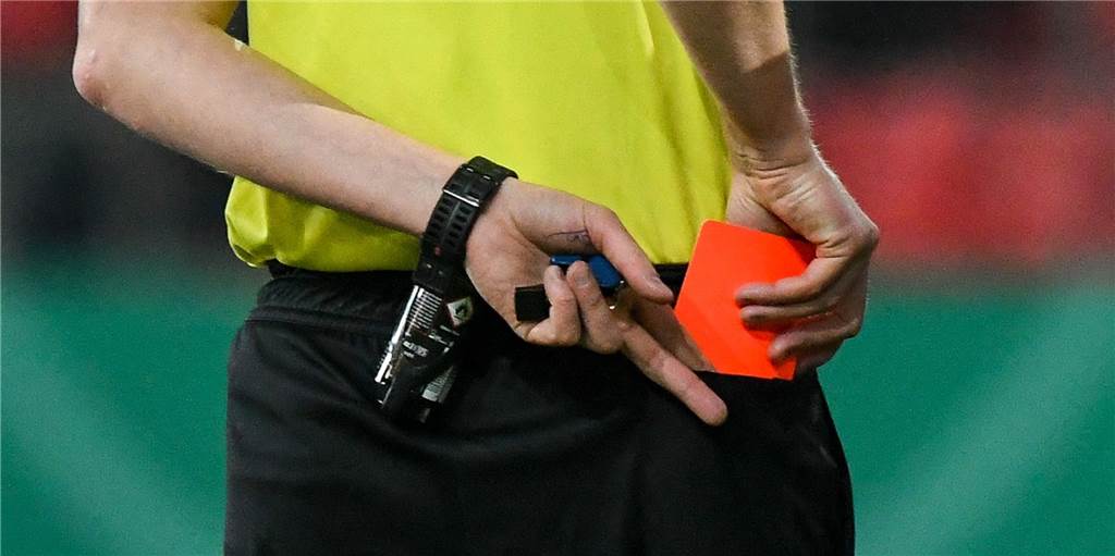 Tumulte nach Urteilsspruch: Sportgericht verhängt Rekordstrafe, obwohl der Täter alles bestreitet Mehr als rotwürdig war das Verhalten eines Spielers, der ganz offensichtlich nach einem Kreisliga-Spiel dem Schiedsrichter aufgelauert hat.