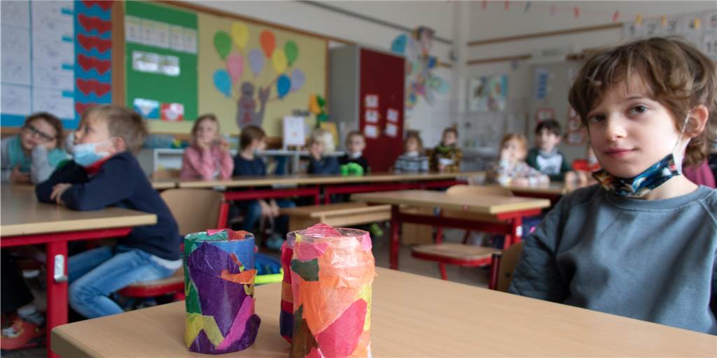 Kirchhellener Grundschüler: „Wir bringen Licht ins Ahrtal“ Die selbst gebastelten Lichter der 1a sollen ein Licht der Hoffnung zu den Flutopfern im Ahrtal bringen. Mit viel Kreativität verzierten die Erstklässler Marmeladen- und Einmachgläser.