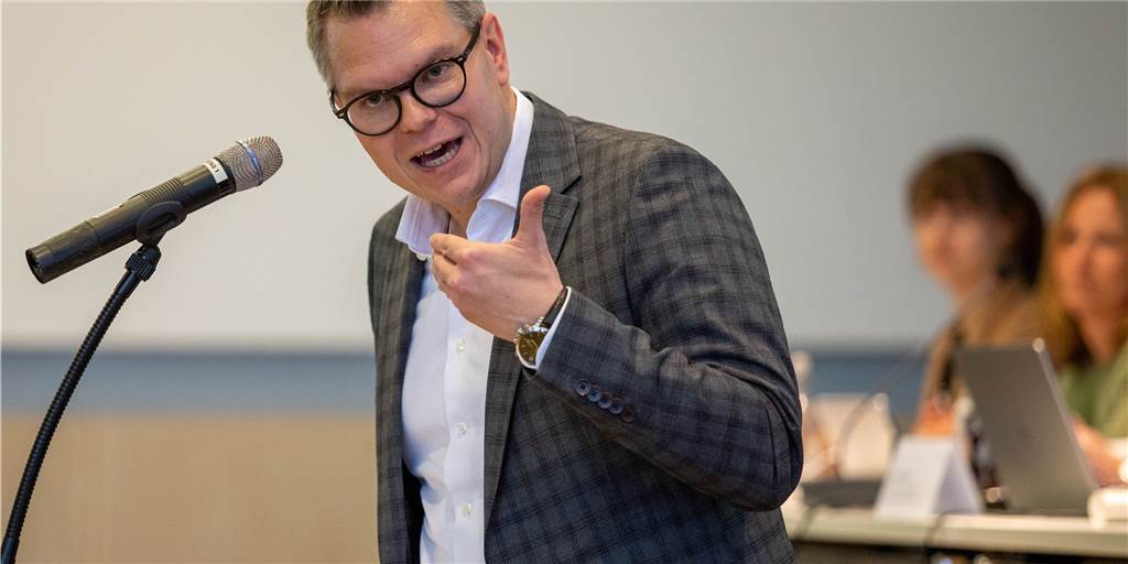 Nach Tierschutz-Skandalen: Kreis Unna stockt massiv Stellen auf Kreisdirektor und Kreiskämmerer Mike-Sebastian Janke stellte am Dienstag seinen Haushaltsentwurf 2022 im Kreistag des Kreises Unna vor.