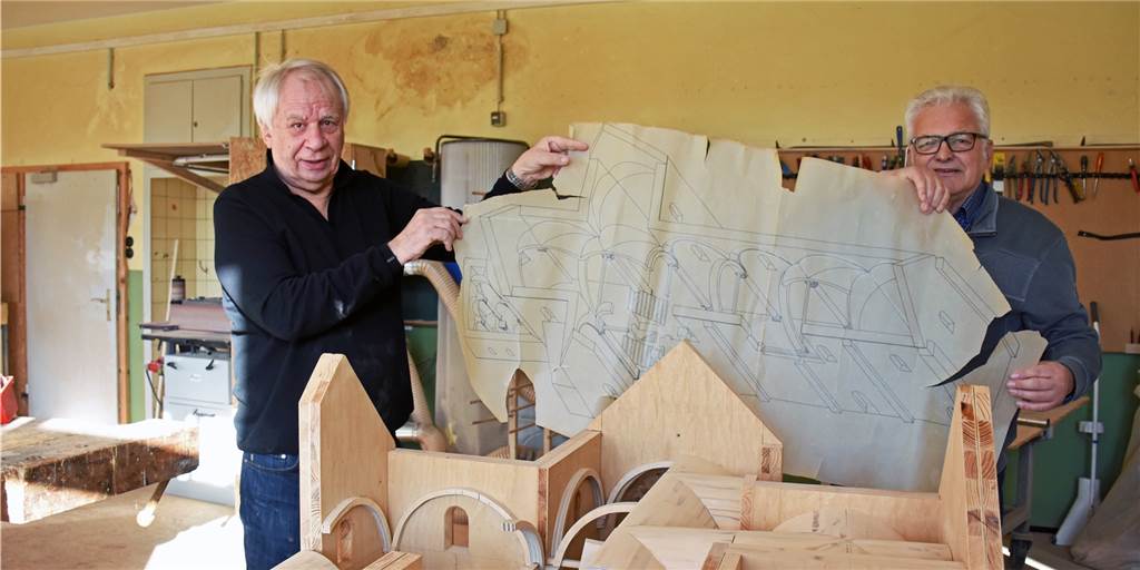 Ewald Deckeling (l.) und Bernhard Tenhumberg vom Vorstand des Vereins "Mit Hand und Herz" hoffen, dass sich ein oder mehrere Modellbauer finden, die das Modell von der Stiftskirche nach den vorhandenen Plänen vollenden können.