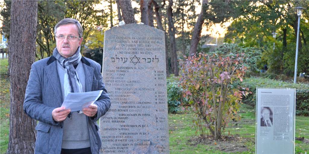 SPD Haltern mahnt auf jüdischem Friedhof: „Wir müssen Flagge zeigen“ Heinrich Wiengarten, SPD-Vorsitzender, hielt die Gedenkrede auf dem jüdischen Friedhof.