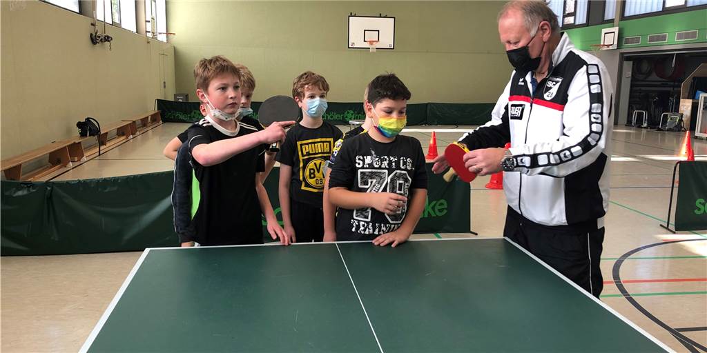 Tischtennis-Trainer für einen Tag Lehrer an der St.-Vitus-Schule Selbst das korrekte Halten des Schlägers will gelernt sein. Hubert Thies zeigt, wie's geht.