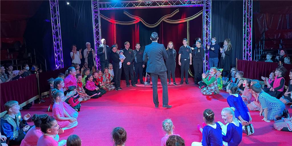 Eine Zirkus-Show in einer Dortmunder Grundschule hat Abwechslung vom zuletzt sehr coronageprägten Schulalltag geschaffen.