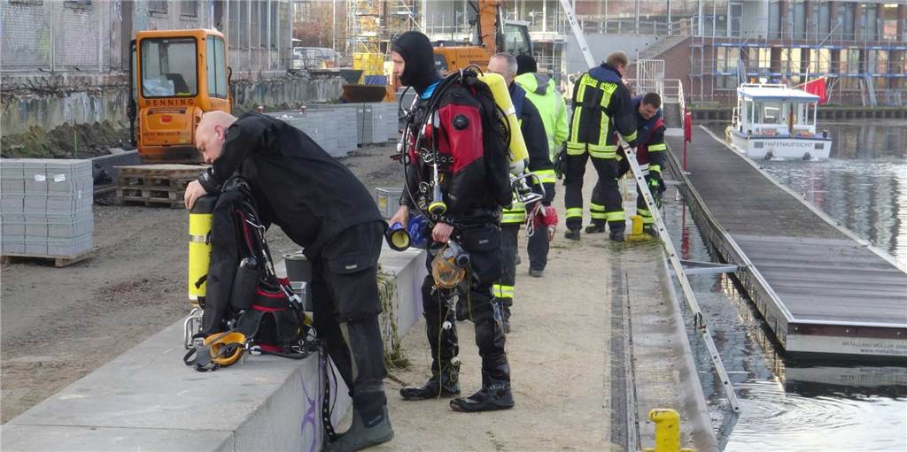 Taucher am Dortmunder Hafen im Einsatz: Schiffsverkehr war eingestellt Taucher am Dortmunder Hafen im Einsatz: Schiffsverkehr war eingestellt