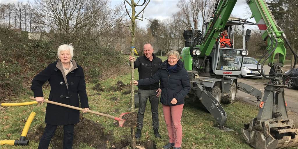 Grüne Jugend setzt sich ab und fordert Henkes Austritt aus der Partei Unzweifelhaft hat sie einen grünen Daumen, hier bewiesen bei einer Baumpflanzaktion mit der Stadt an der Henrichenburger Grundschule. Aber Notburga Henke stößt mit ihren Ansichten zur Pandemie immer wieder an.