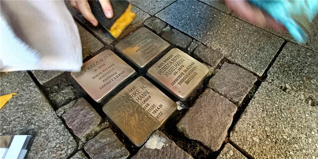 Zu Ehren der Nazi-Opfer: Rotarier ziehen mit Putzschwamm durch die Stadt Vorher-nachher: Putzschwamm und Metallpolitur leisteten ganze Arbeit an den Stolpersteinen.
