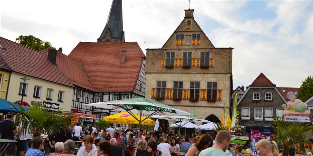 „Es ist nichts passiert“: Ist Idee eines Streetfood-Festivals in Werne gestorben? Die Idee eines Streetfood-Festivals in Werne kam bei der Politik zwar gut an, sie wurde bislang jedoch nicht weiter verfolgt. Sehr zum Ärger der Initiatoren. Das Event „Werne karibisch“, hier im Jahr 2019 zu sehen, soll es im kommenden Jahr hingegen wieder geben.