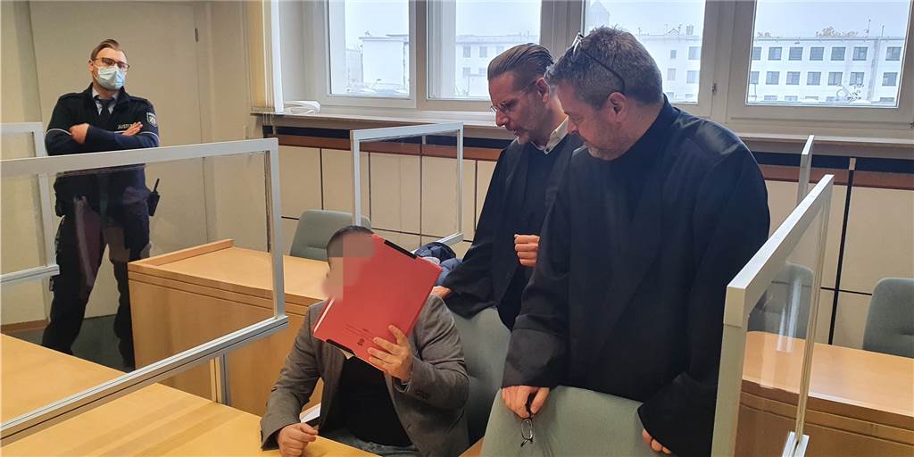 Übernahm Verantwortung: der Angeklagte neben seinen Verteidigern Christian Simonis (l.) und Dr. Carsten Keil.