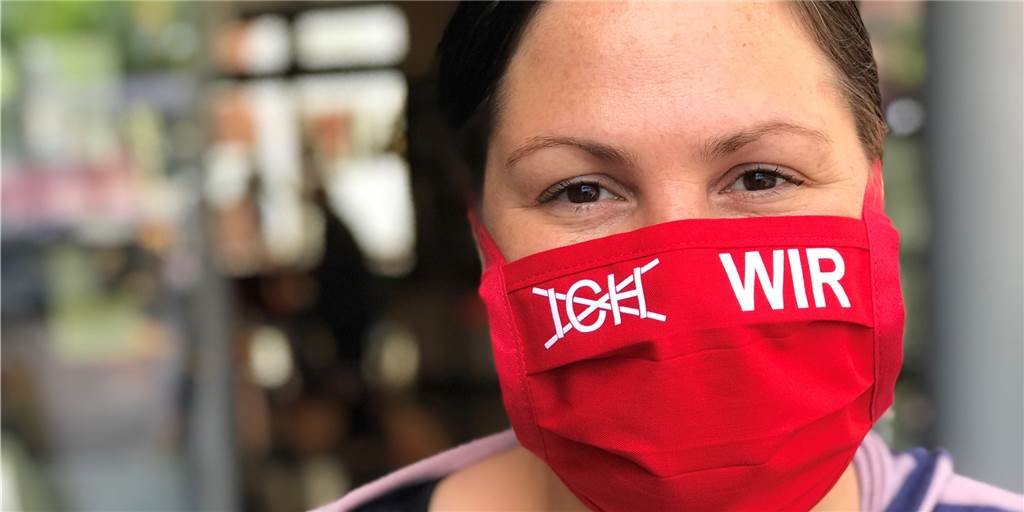 Aus „Wir ist das neue Ich“ ist inzwischen ein fataler Egoismus geworden Da war in Castrop-Rauxel noch ein Zusammenhalt in der Pandemie zu spüren: Die roten Masken aus der ersten Corona-Zeit.