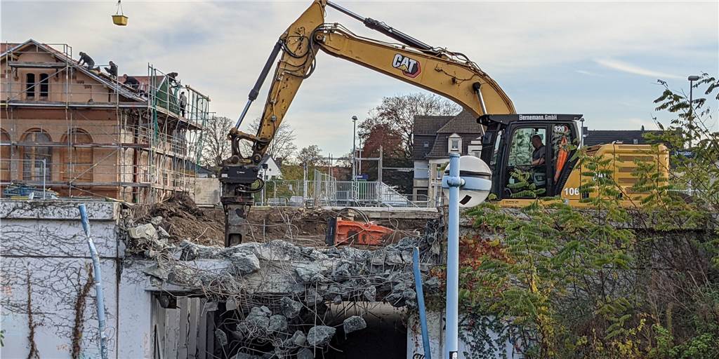Tunnelabriss am Bahnhof Dorsten: Noch einige Orientierungsprobleme Der Baggerarm nagt schon kräftig am abgesperrten und stadtseitigen Bahnhofstunnel.