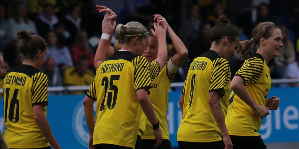 BVB-Frauen kommen mit Maskottchen Emma im Gepäck: Besonderes Spiel in Südkirchen Die Spielerinnen von Borussia Dortmund laufen am Sonntag auf dem Sportplatz des SV Südkirchen auf.