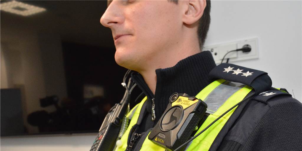 Ordnungsamts-Mitarbeiter tragen bald Bodycams - zumindest vorläufig Die Polizei Dortmund ist seit zwei Jahren mit den schwarz-gelben Kameras an der Schulter unterwegs.