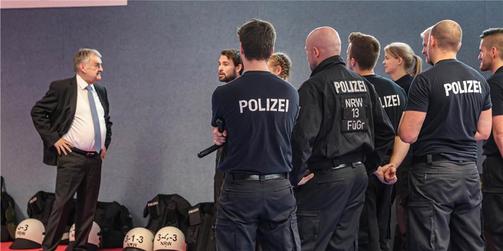 Moderner und größer: Innenminister Reul weiht neue Polizeiwache in Eving ein Während der Führung durch den Neubau wurden außerdem Übungen aus den Trainingseinheiten vorgestellt.